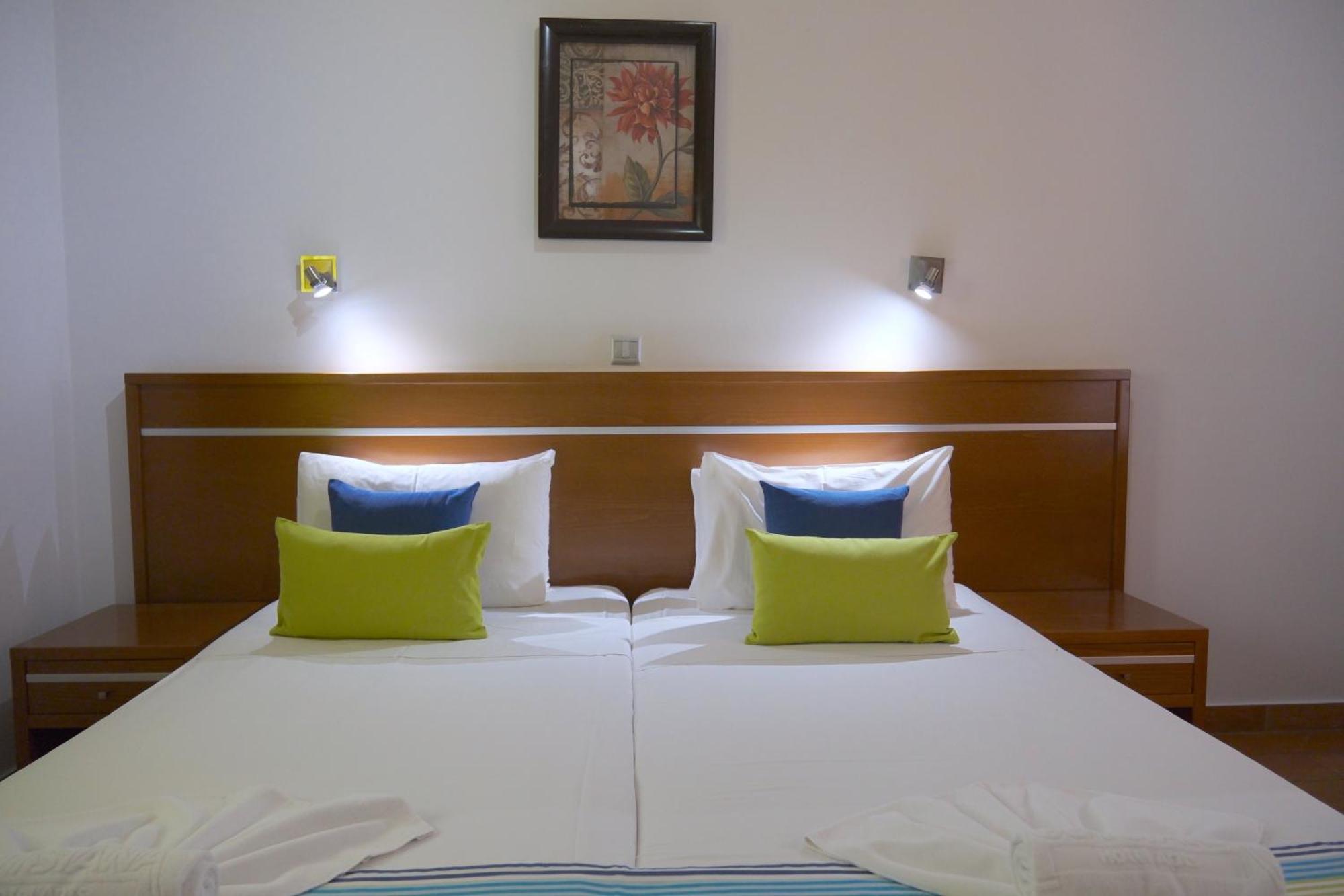 Loutsiana Deluxe Apts Ajía Nápa Szoba fotó