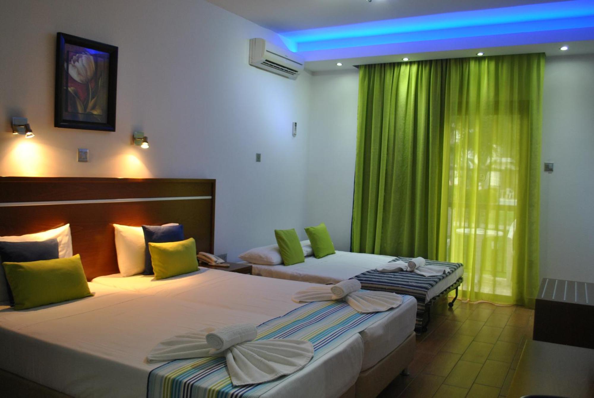 Loutsiana Deluxe Apts Ajía Nápa Szoba fotó