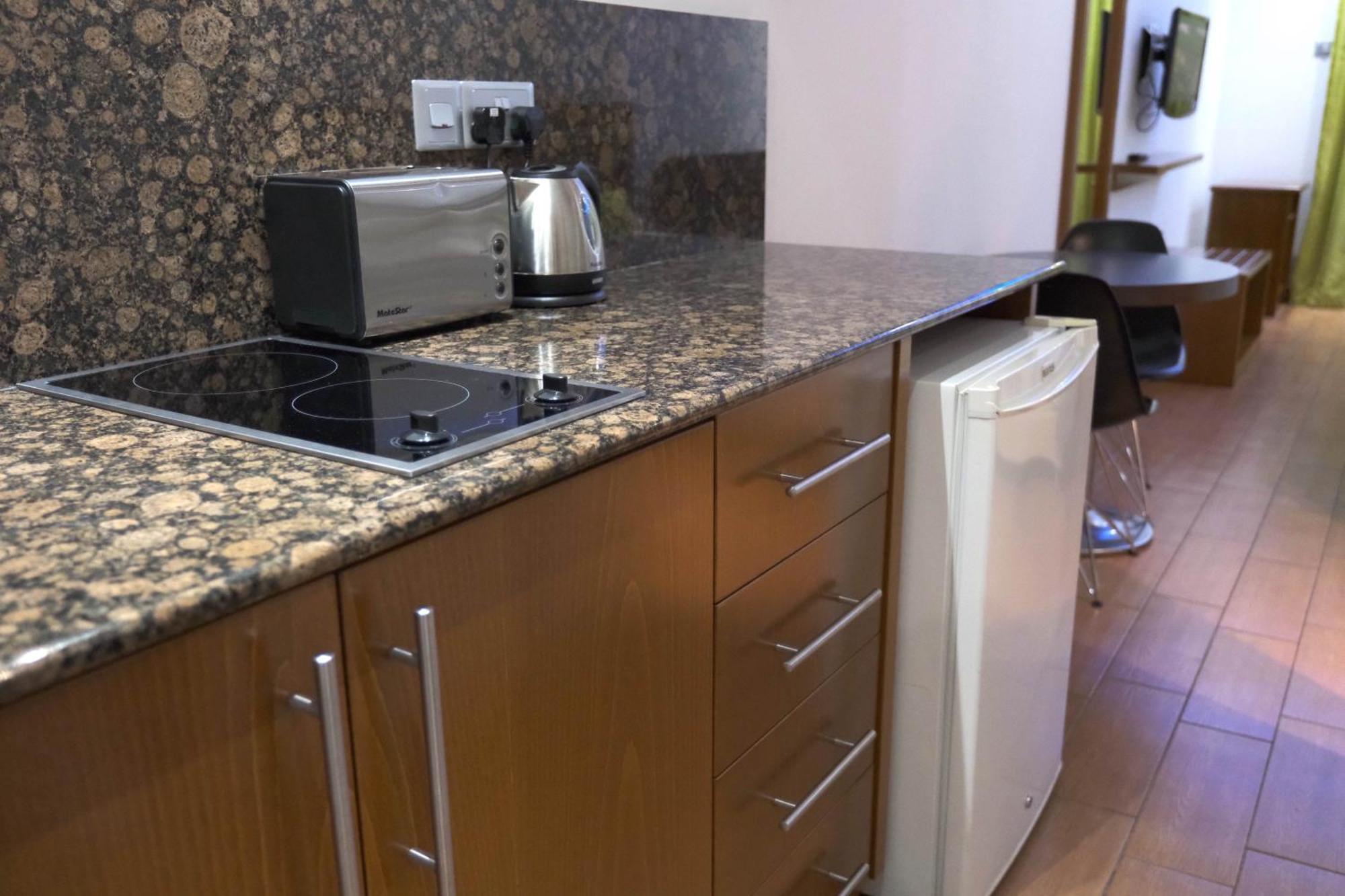 Loutsiana Deluxe Apts Ajía Nápa Szoba fotó