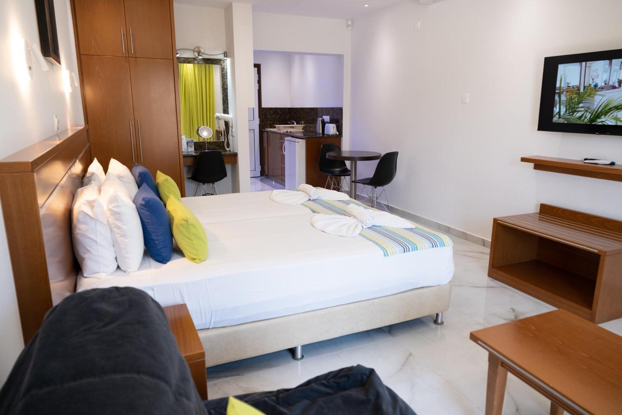 Loutsiana Deluxe Apts Ajía Nápa Szoba fotó