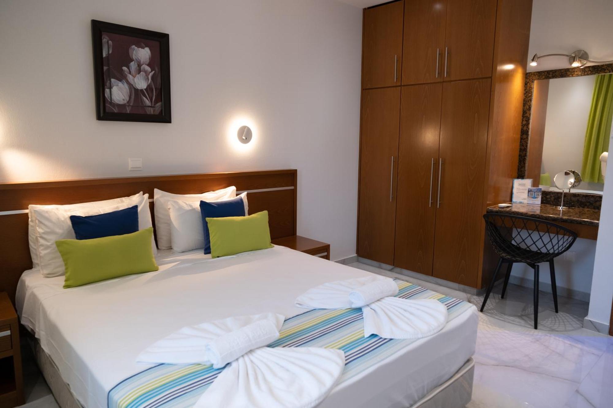 Loutsiana Deluxe Apts Ajía Nápa Szoba fotó