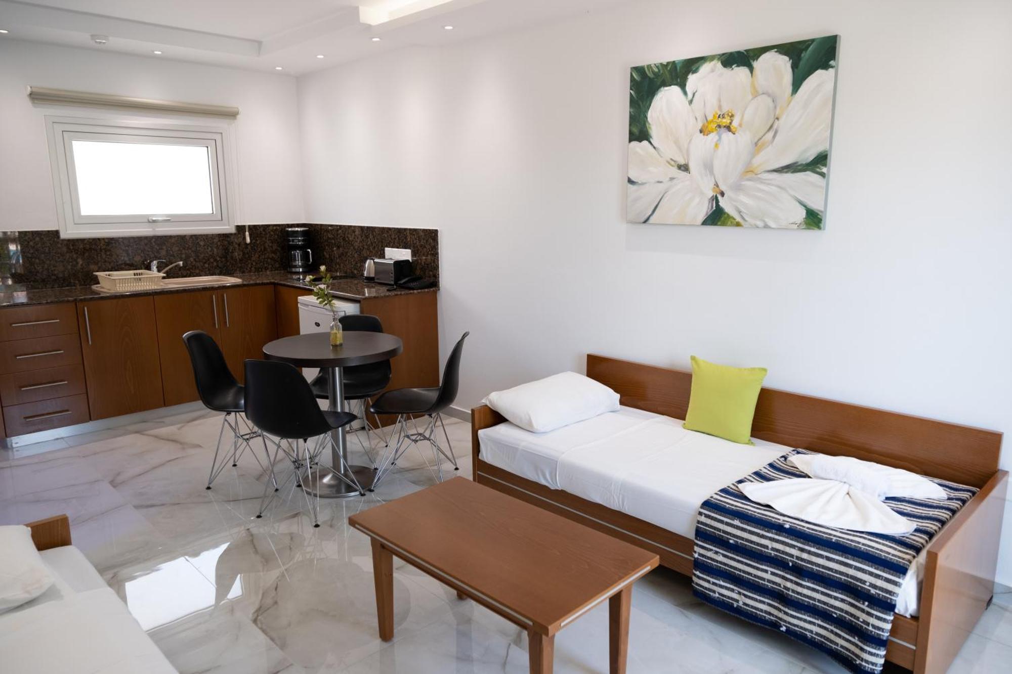 Loutsiana Deluxe Apts Ajía Nápa Szoba fotó